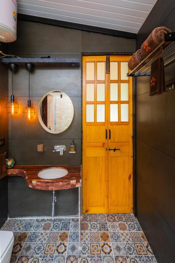 Saffronstays Turquoise Maison, 卡尔贾特 外观 照片